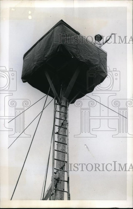 1949 Press Photo Mrs. Arthur Ellis Stands On Platform To Survey Apartments - Historic Images