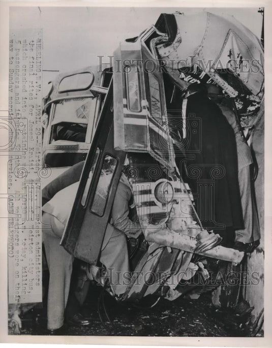 1951 Press Photo Priest Gives Final Rites At Wheeling Bus Crash Site For Driver - Historic Images