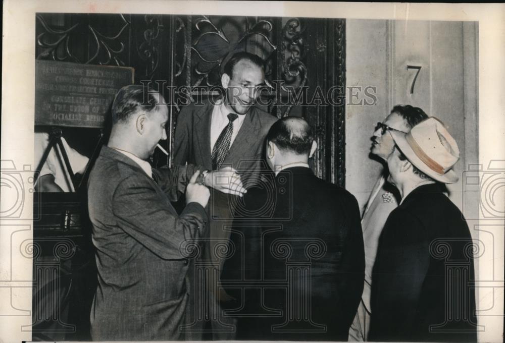 1948 Press Photo Aide of USSR Consulate Talks to Newsmen After Closing - Historic Images