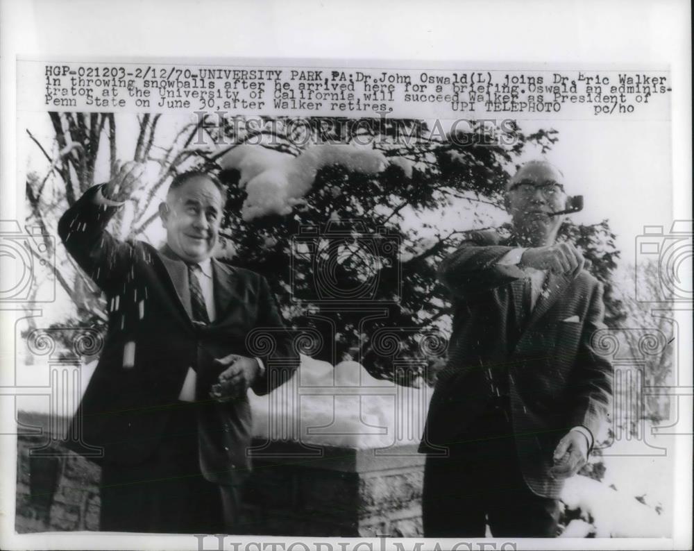 1970 Press Photo Dr. John Oswald with Dr. Eric Walker at the University park. - Historic Images