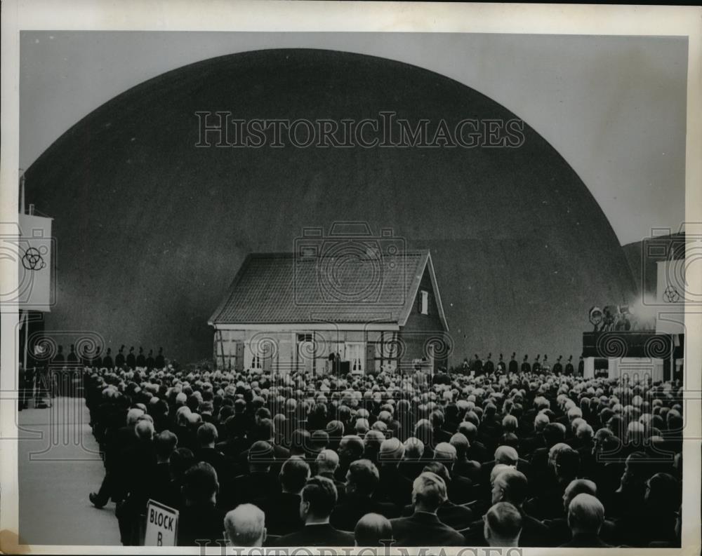 1961 Press Photo 150th Birthday with the replica of the first Krupp Workshop - Historic Images