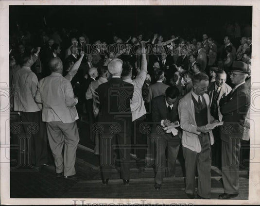 1947 Press Photo Crowded Floor of Corn Pit in Chicago Board of Trade - Historic Images