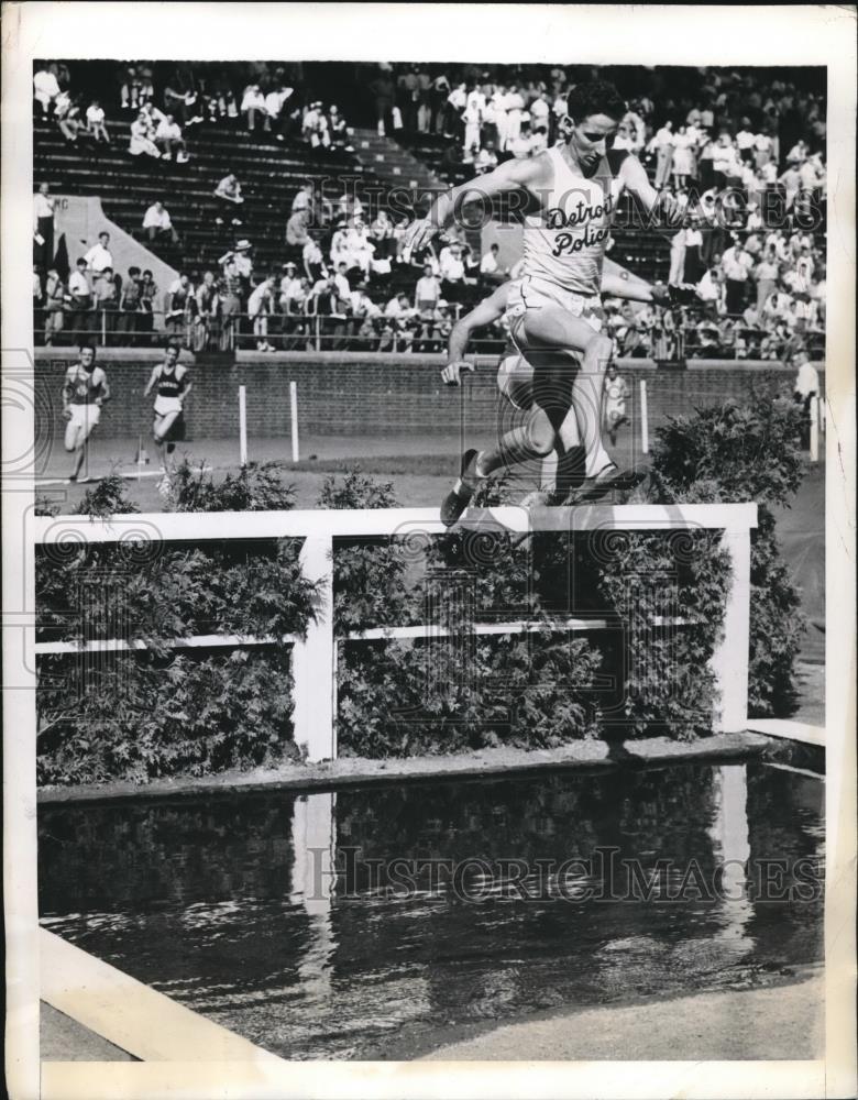 1941 Press Photo Phila,Pa William Daly in 3000 m steeplechase meet - nes11837 - Historic Images