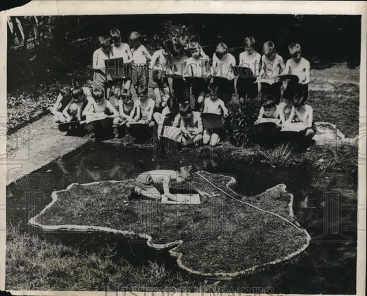 1930 Press Photo British Schoolboys Learn Lesson On Geography With Paper Planes - Historic Images