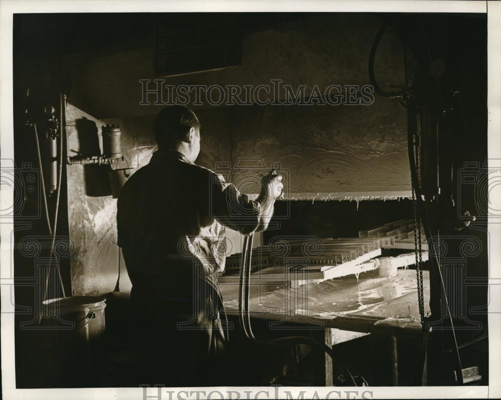 1937 Press Photo Painter Sprays First Enamel on Trains at Train Factory - Historic Images