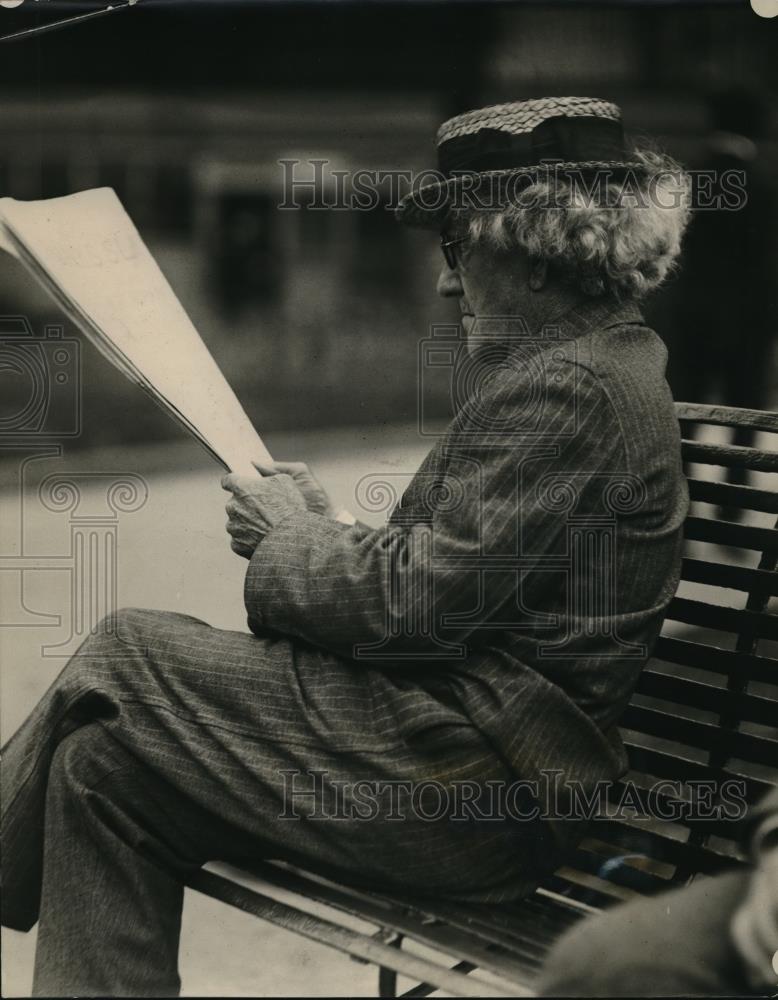 1924 Press Photo Hairy Charles Small On Park Bench Cast First Vote For Lincoln - Historic Images