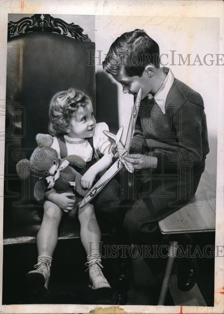 1944 Press Photo Gerrie Ann Sweeney and James Murray - Historic Images