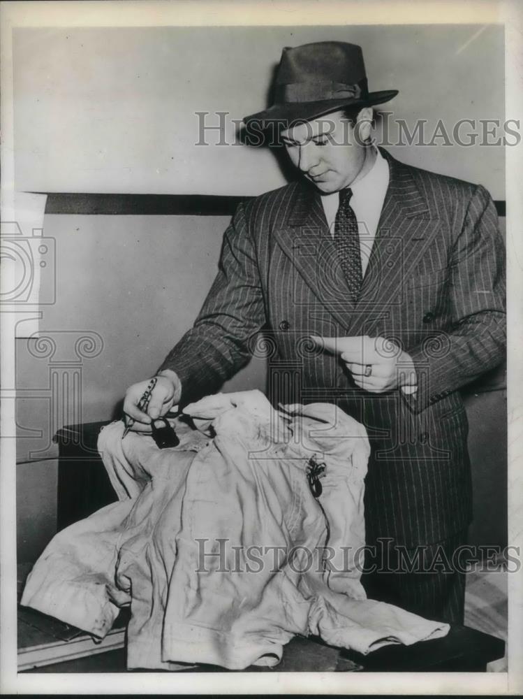 1944 Press Photo Buffalo, N.Y. detective Thomas Flynn examine home made chastity - Historic Images