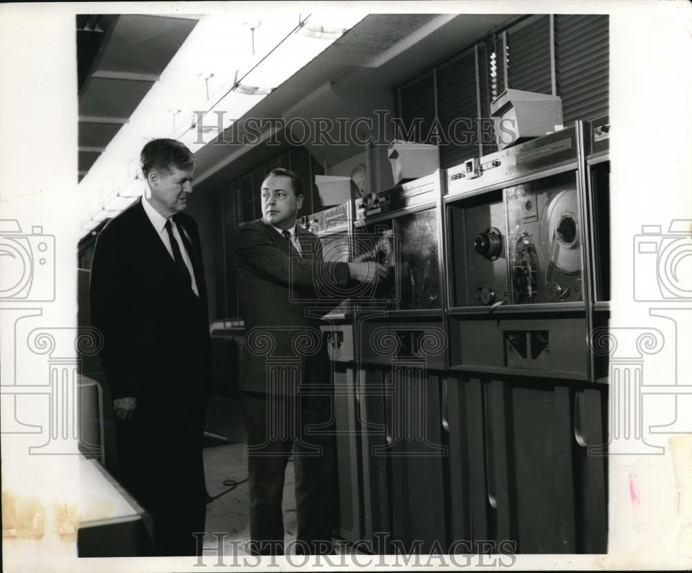 1960 Press Photo A man pointing to a machine. - Historic Images