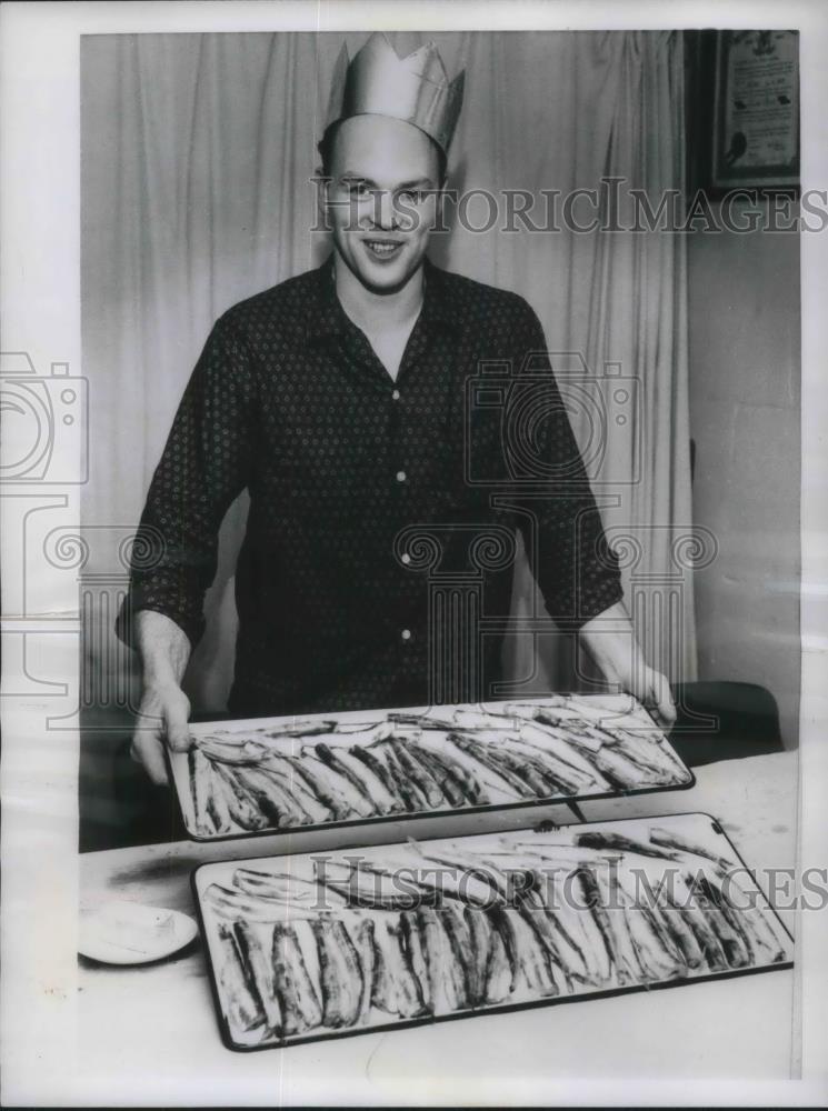 1959 Press Photo Wilber Mackey Wears Crown for Consuming Smelt in Contest - Historic Images