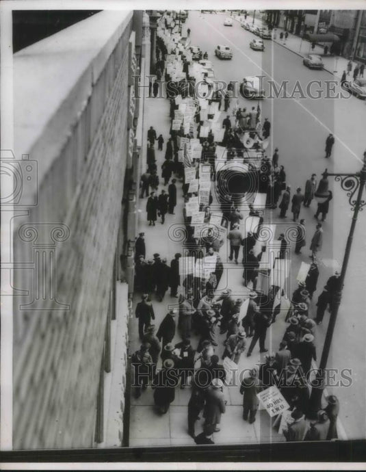 1952 Press Photo Employees Demonstrate outside the Streets. - Historic Images