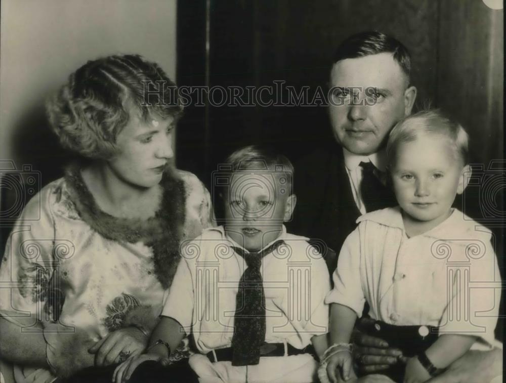 1924 Press Photo Mr. and Mrs. Charles Stewart With Sons Charles and Bobby - Historic Images