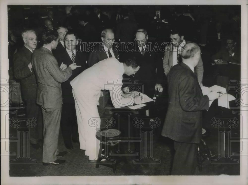 1938 Press Photo Delegates Sign New York Constitutional Convention Results - Historic Images