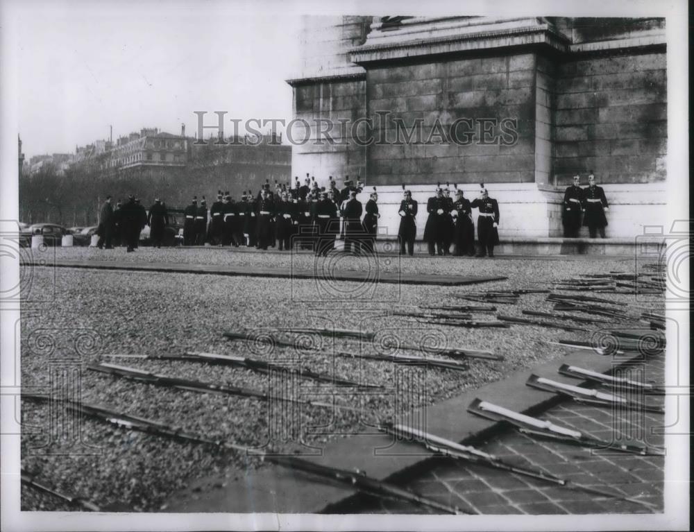 1956 Press Photo French Republican Guard Ceremony at Arch of Triumph - Historic Images