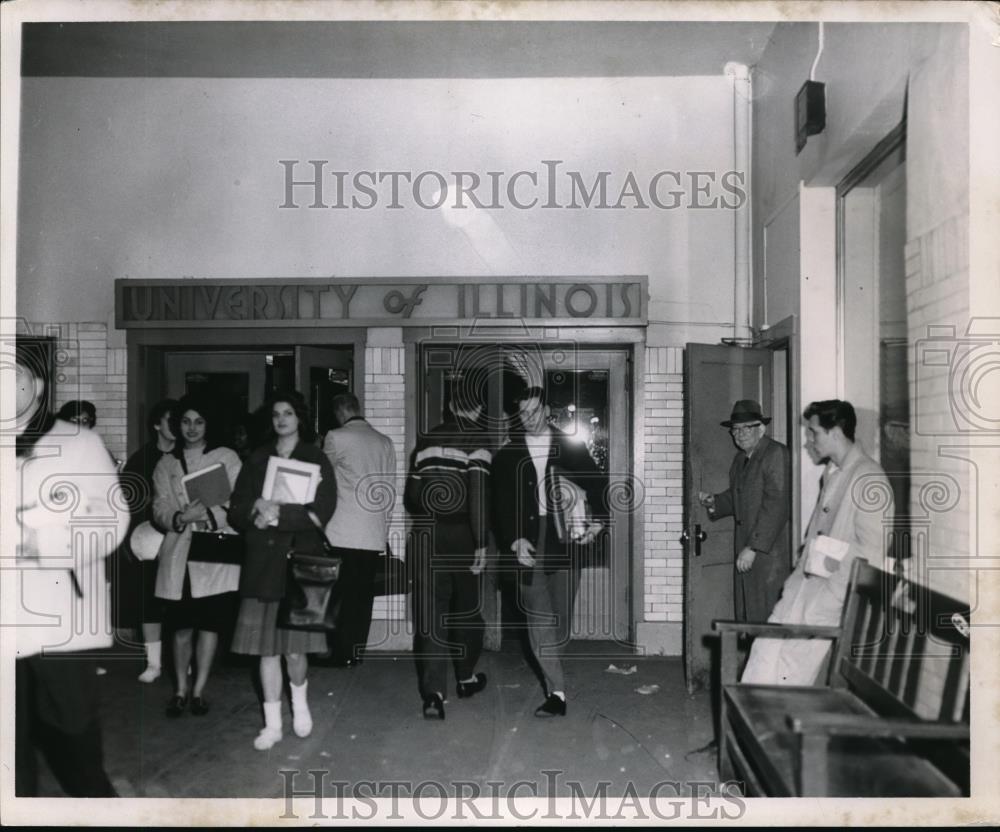 1961 Press Photo Students at entrance to Navy Pier in  Univ of Chicago - Historic Images