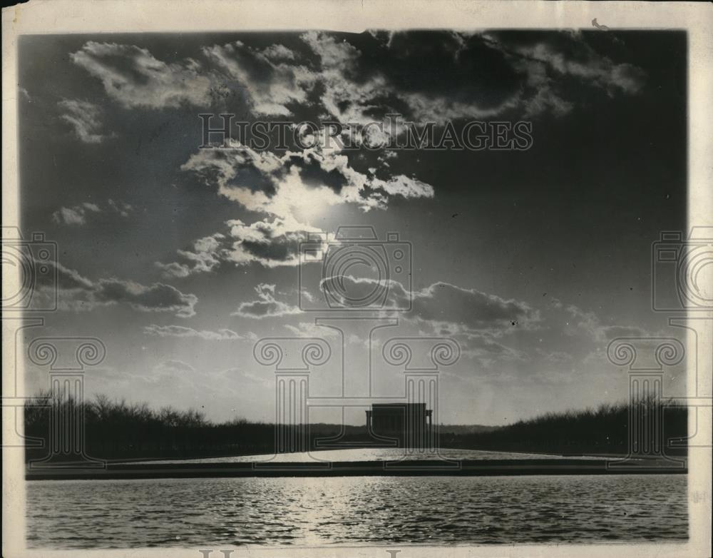 1928 Press Photo Sun Sets With Beautiful Clouds Over Lincoln Memorial Lake In DC - Historic Images