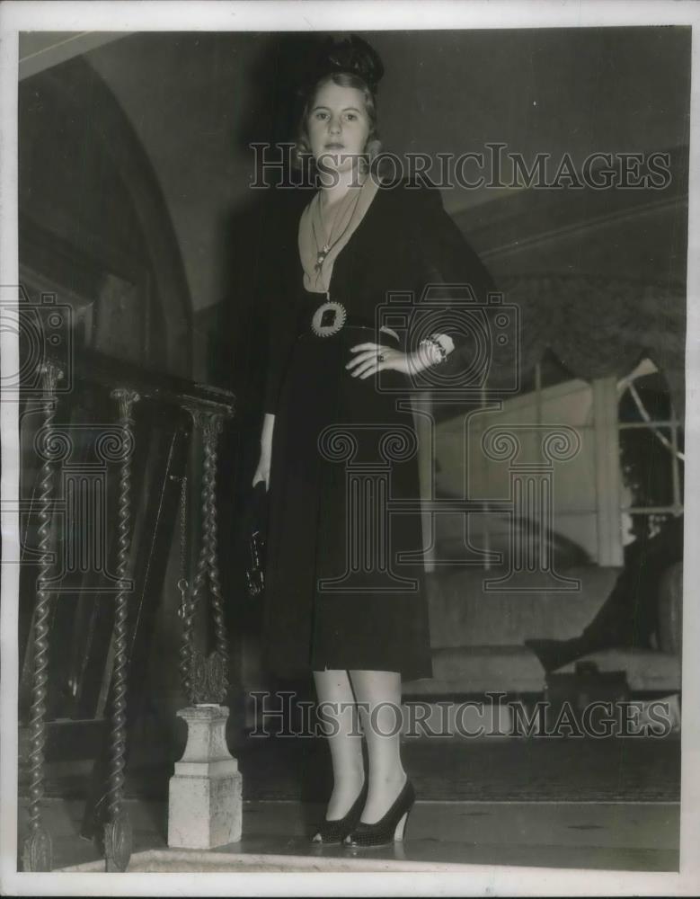 1938 Press Photo Lucy Saunders Attends Fashion Show At Ritz Carlton In New York - Historic Images