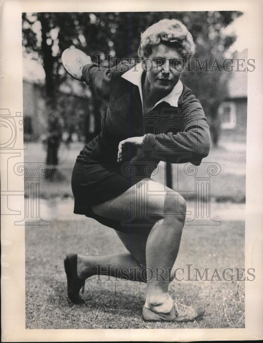 1948 Press Photo Winchester, England Sgt Maj Jane Newbold & discus throw - Historic Images
