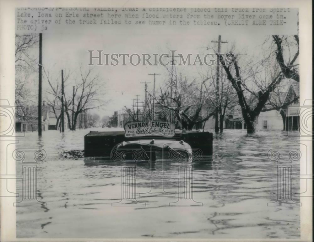 1949 Press Photo Spirit Lake truck stuck in flood waters in Missouri Valley, IA - Historic Images