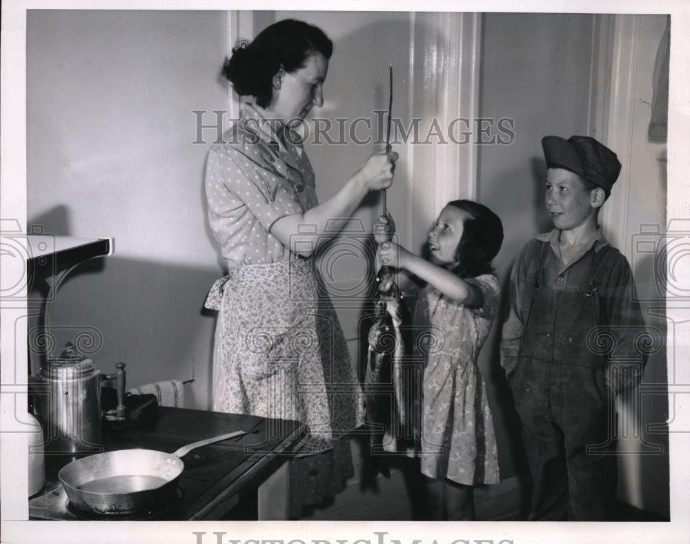 1949 Press Photo Canadian guides their apprenticeship at a tender age. - Historic Images