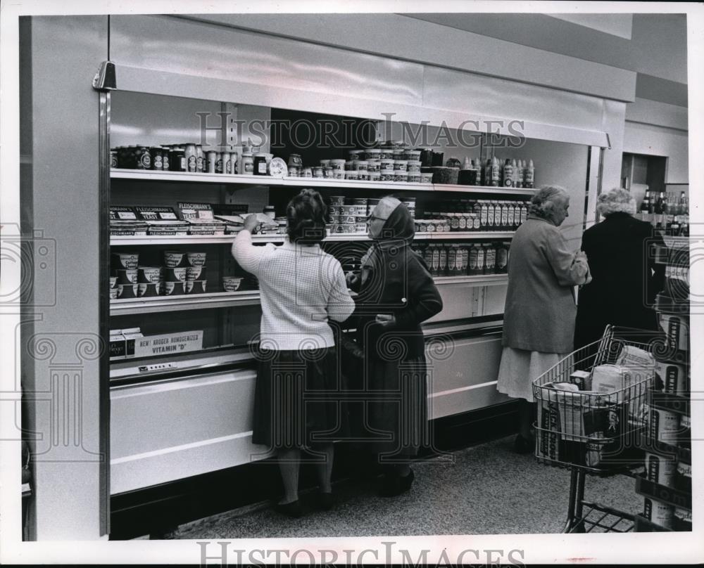 1963 Press Photo Kroger, miles new air curtain dairy case - Historic Images