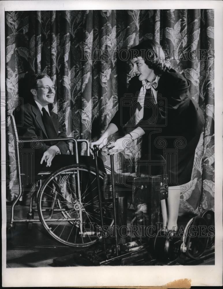 1947 Press Photo Marshall Miller chats with Marilyn Johnson at LaSalle Hotel - Historic Images