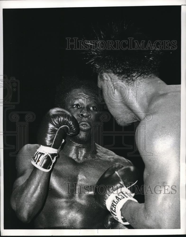 1969 Press Photo Emily Griffith looks on Stanley Hayward wight in the eye - Historic Images