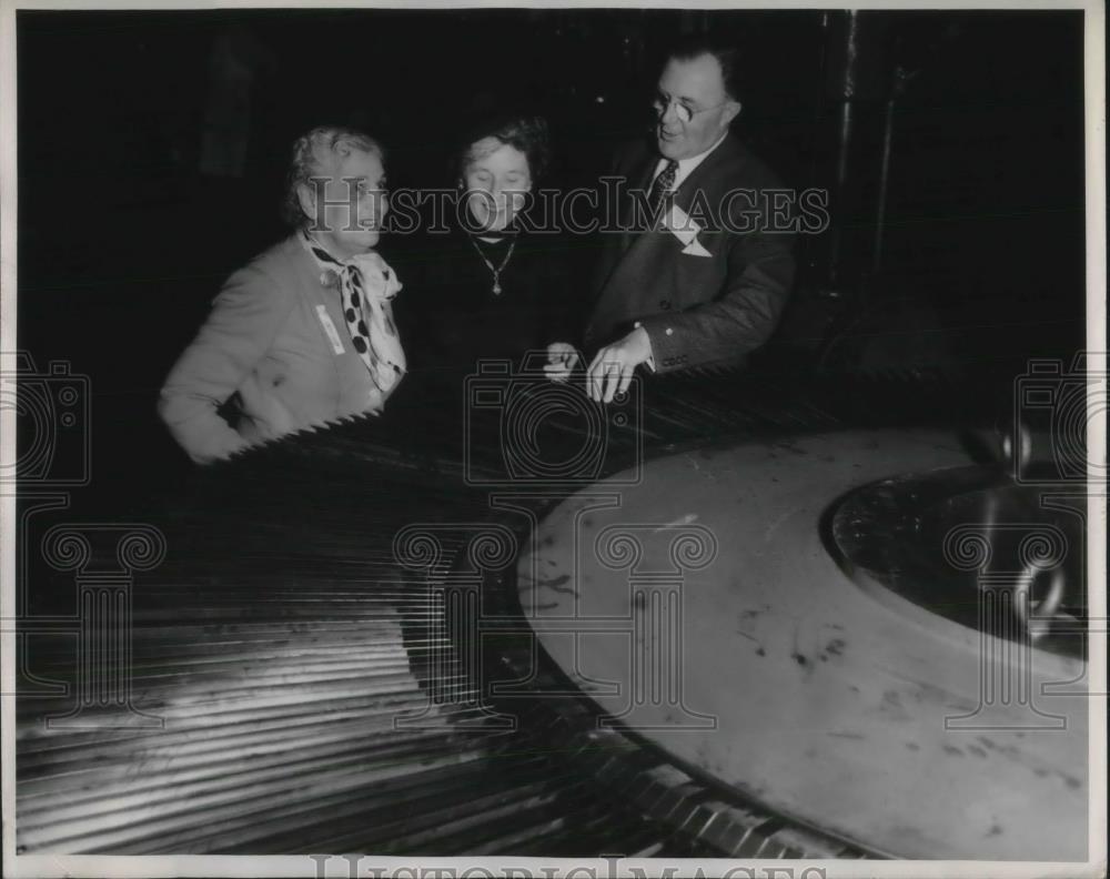 1949 Press Photo GE President Shows Steam Turbine To Old Lady Stockholders - Historic Images