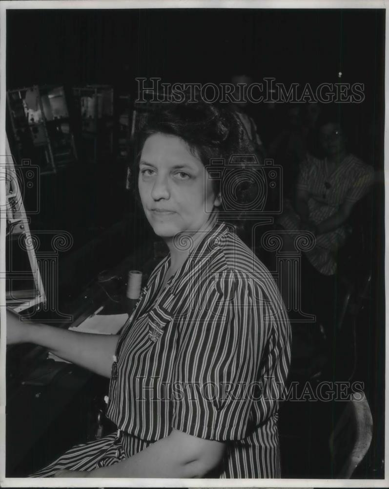 1943 Press Photo Inspector at General Electric Plant Mrs Karl W Scheede - Historic Images