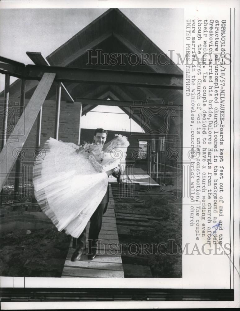 1957 Press Photo Peter Oreskovich carries his bride, Delores Hargis from church. - Historic Images