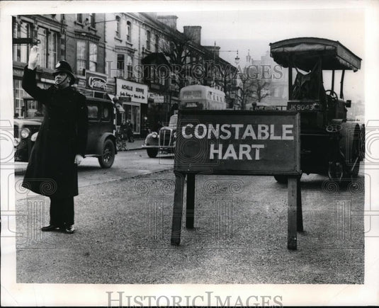 1950 Press Photo Police Constable Ward Next to Constable Hart Business Sign - Historic Images