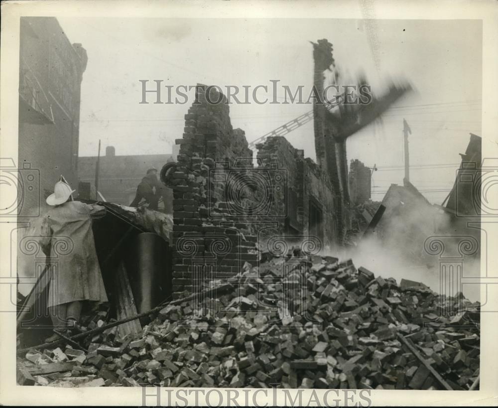 1928 Press Photo Firemen Work in Ruins of a Boxing Exhibition Hall in Kansas Cit - Historic Images