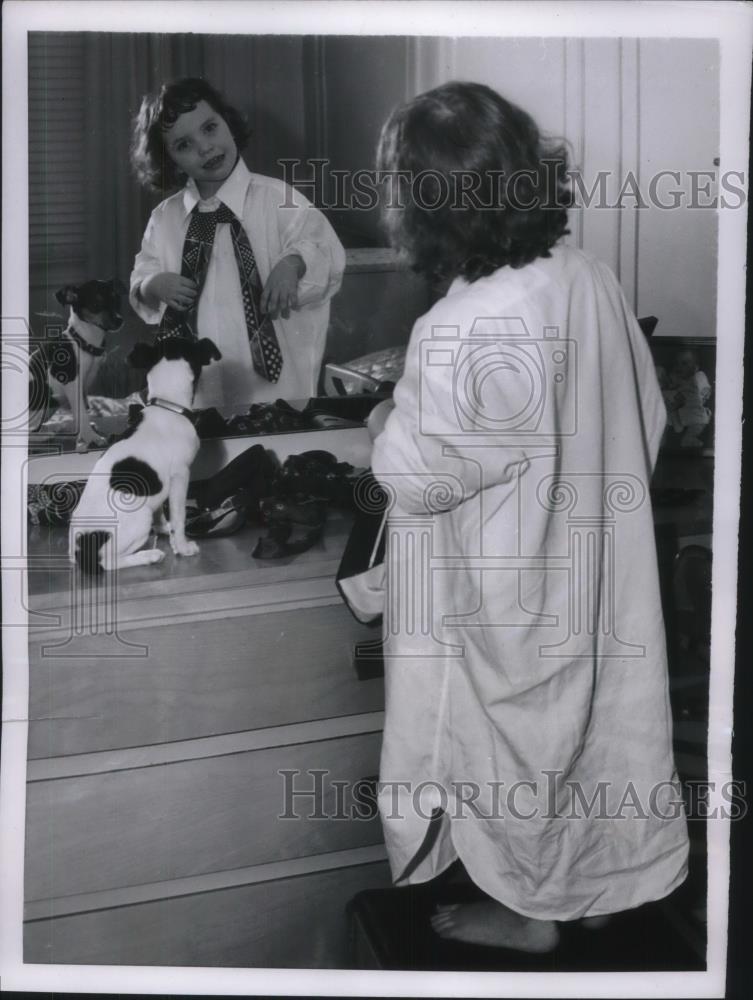 1953 Press Photo Julie O&#39;Brien Little Girl Tries On Dad&#39;s Clothes With Dog - Historic Images