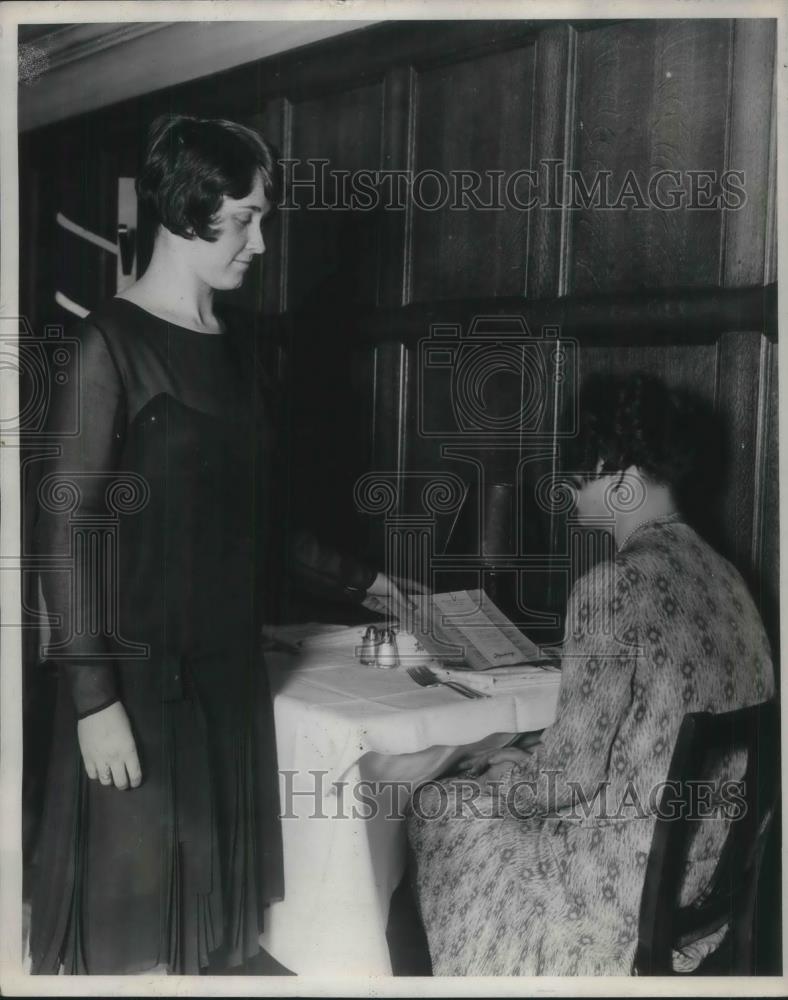 1929 Press Photo Chicago college girl Ann Whalen at a restaurant - Historic Images