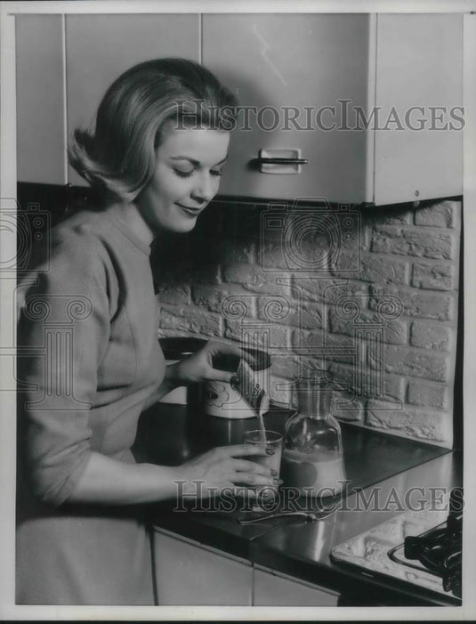 1961 Press Photo A girl putting an unflavored gelatin in a fruit juice. - Historic Images