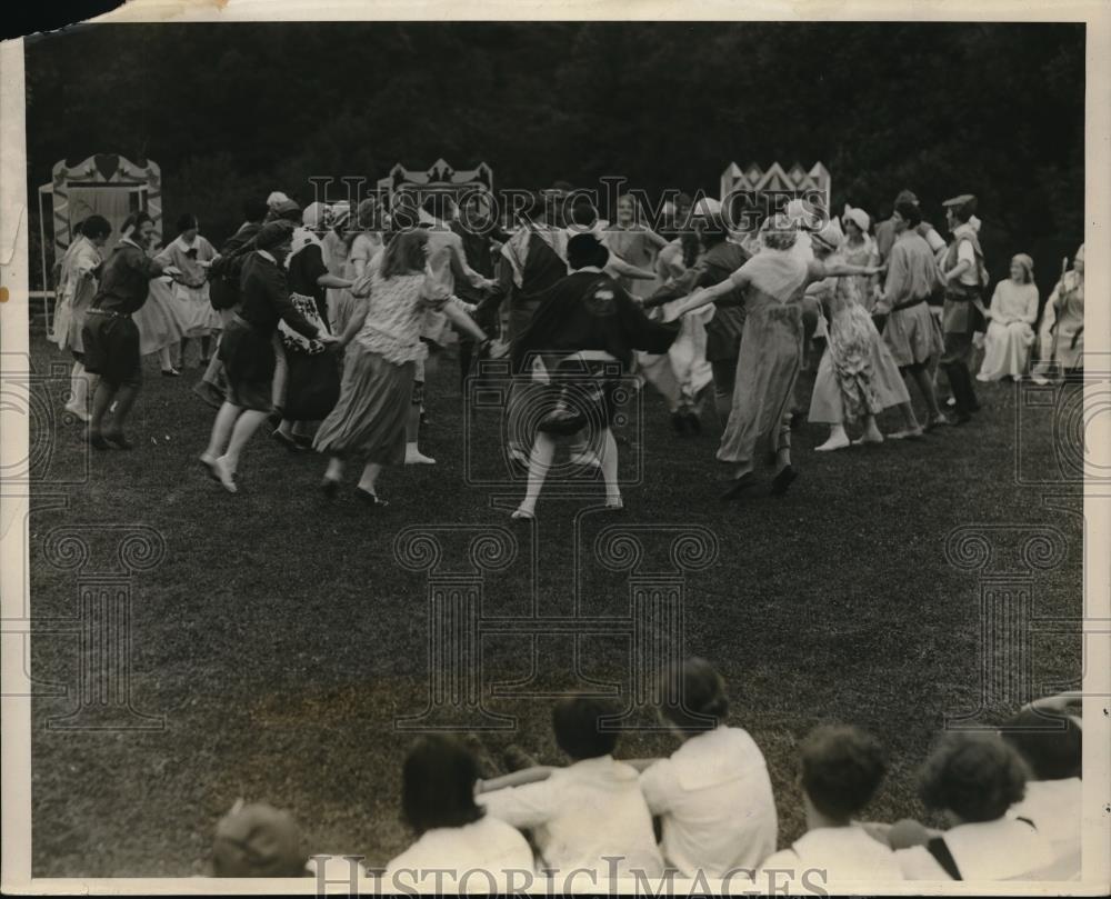 1928 Press Photo Students In Robin Hood Costumes In Folk Dance At Briarcliff NY - Historic Images