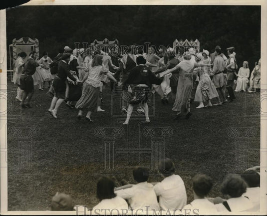 1928 Press Photo Students In Robin Hood Costumes In Folk Dance At Briarcliff NY - Historic Images