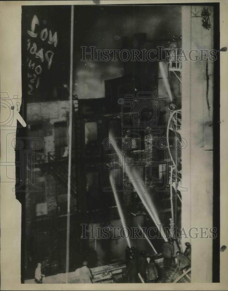 1930 Press Photo Chicago Firemen fights a burning building. - Historic Images