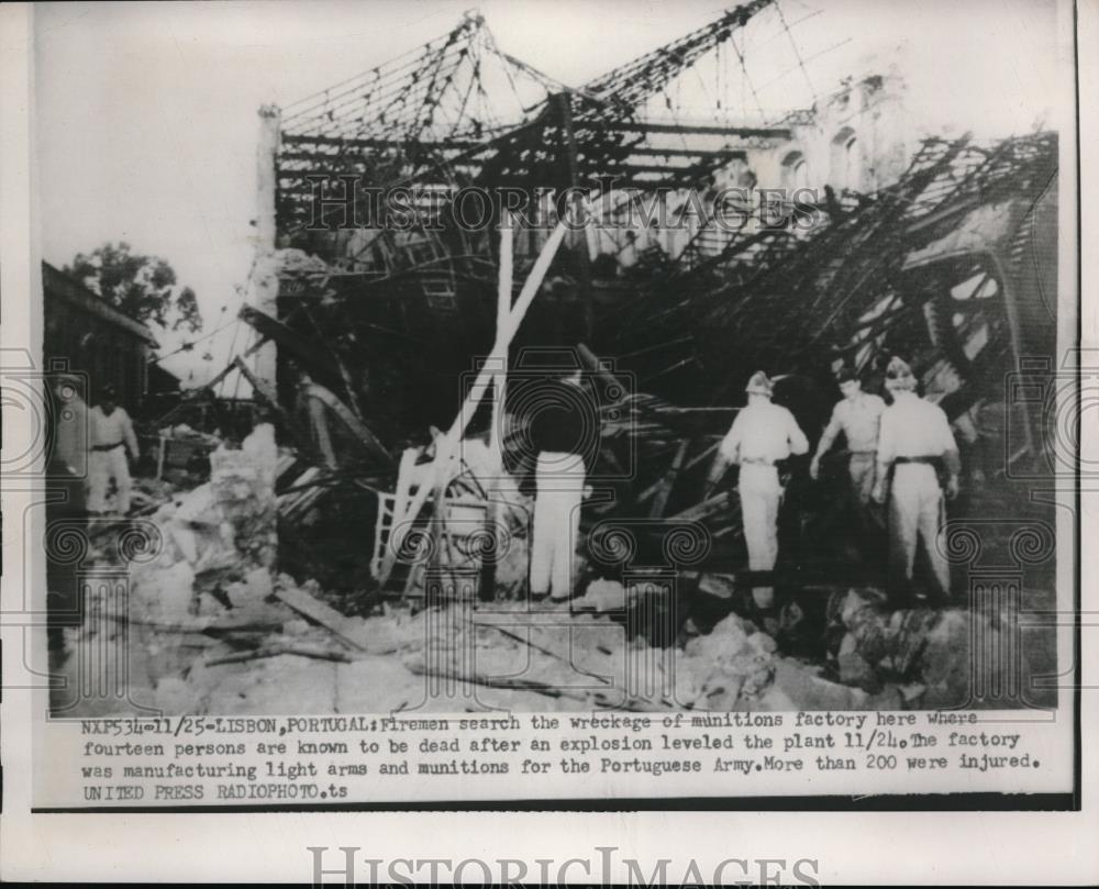 1953 Press Photo Firemen search the wreckage of munitions factory where fourteen - Historic Images