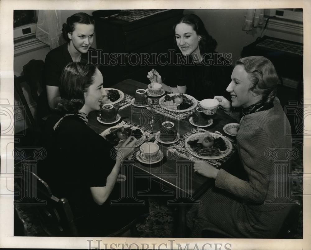 1939 Press Photo Girls at a dinner table on a farm - Historic Images