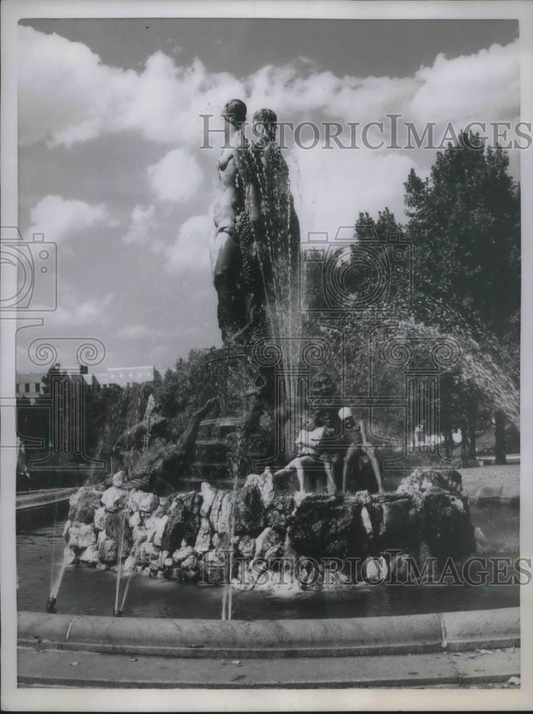 1957 Press Photo Fountain at the Grand Army Plaza Circle in Brooklyn - Historic Images