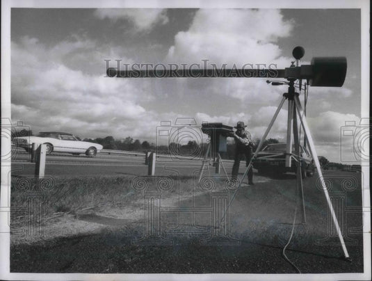 1970 Press Photo A State Trooper uses Highway Noise Monitor in Connecticut - Historic Images