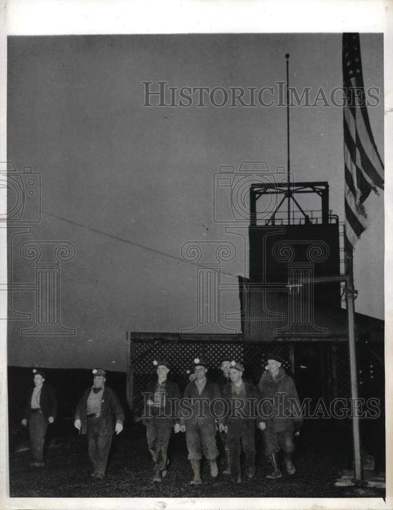 1943 Press Photo Miners of Underwood Mines reporting for work after truce - Historic Images