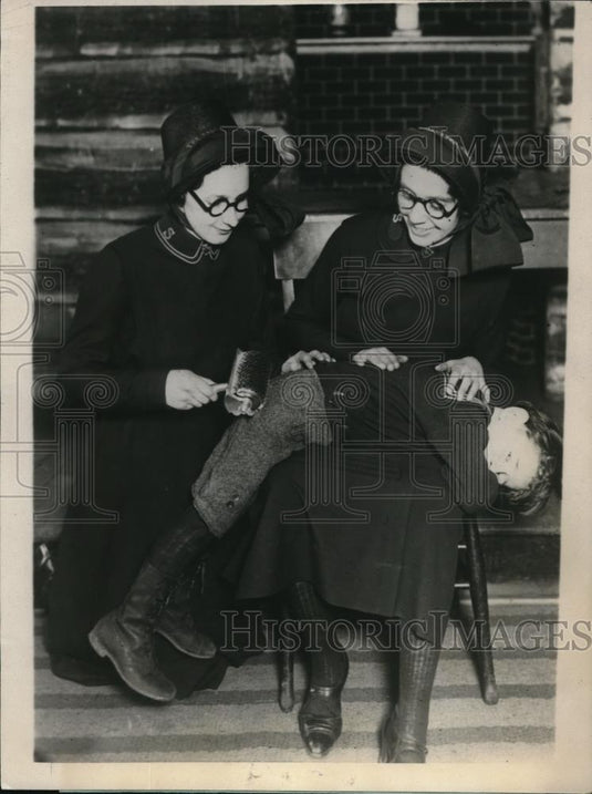 1924 Press Photo A perfectly good suit having it repaired. - Historic Images