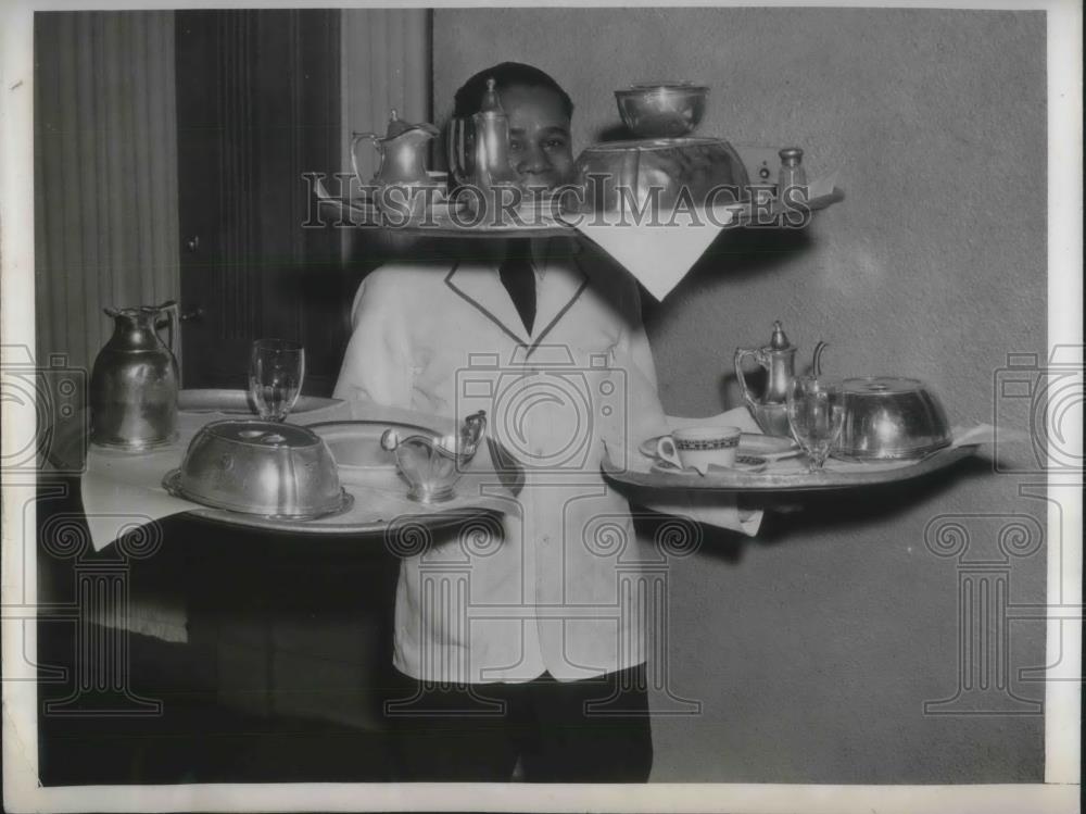 1944 Press Photo Cleveland, Ohio Charles Veal, waiter at Wade Park Manor - Historic Images