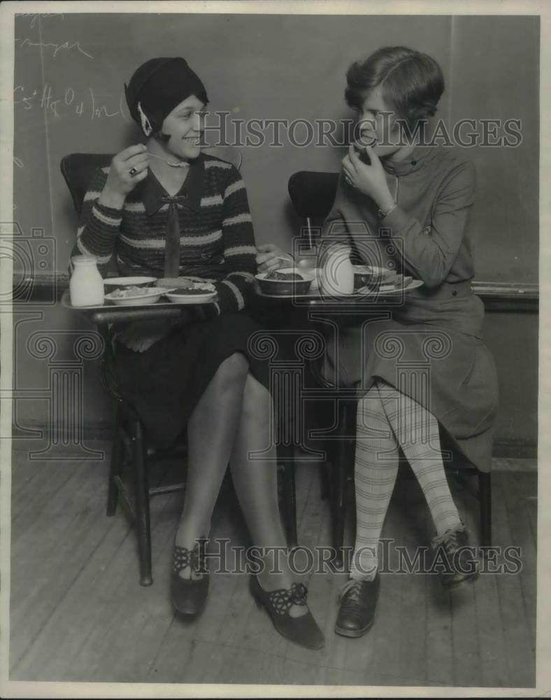 1927 Press Photo Coeds Lucille Welter and Louise Kincaid compare lunches that - Historic Images