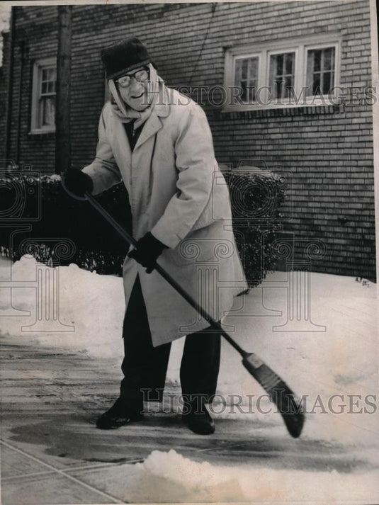 1958 Press Photo Tommy Manning clearing snow at Cleveland, Ohio home - Historic Images