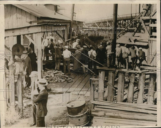 1926 Press Photo Workers Gather Around Kansas City Tunnel Explosion - Historic Images
