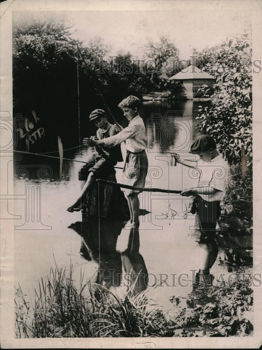 1921 Press Photo A trio of youngsters enjoys fishing - Historic Images