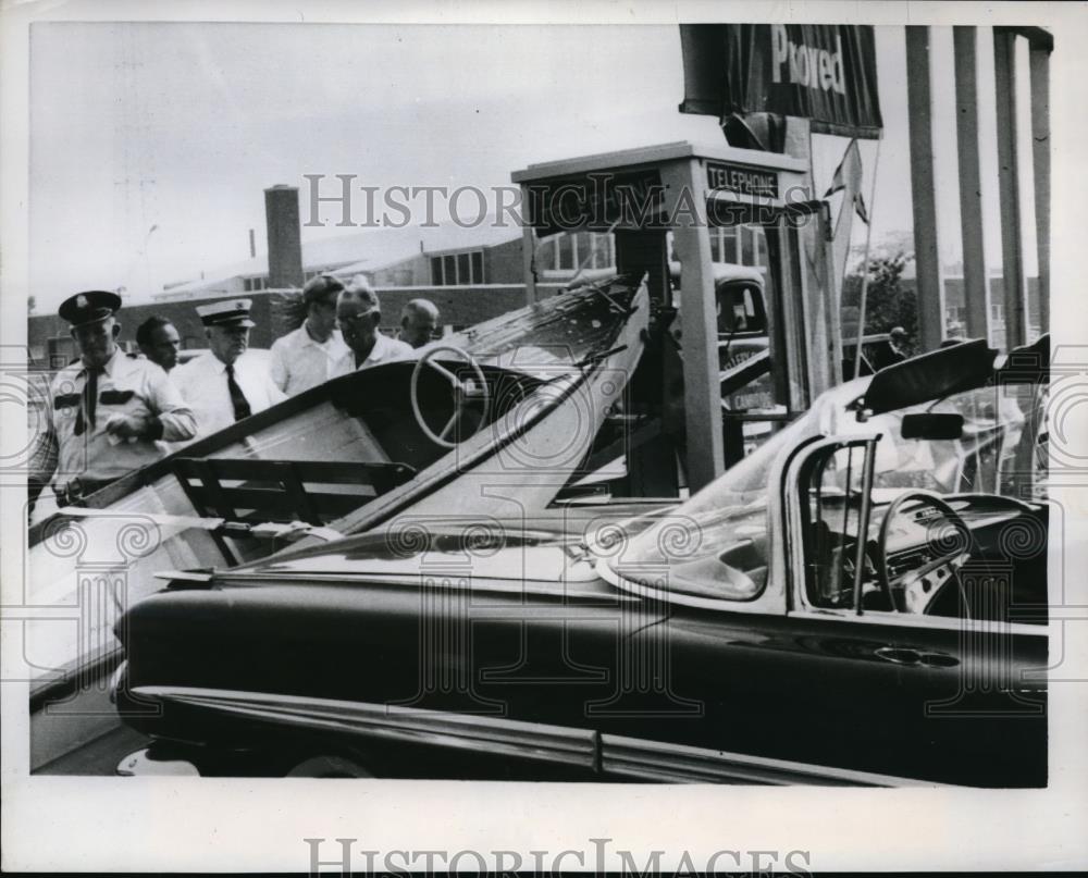 1959 Press Photo Woman killed as runaway motorboat slams into a telephone booth - Historic Images